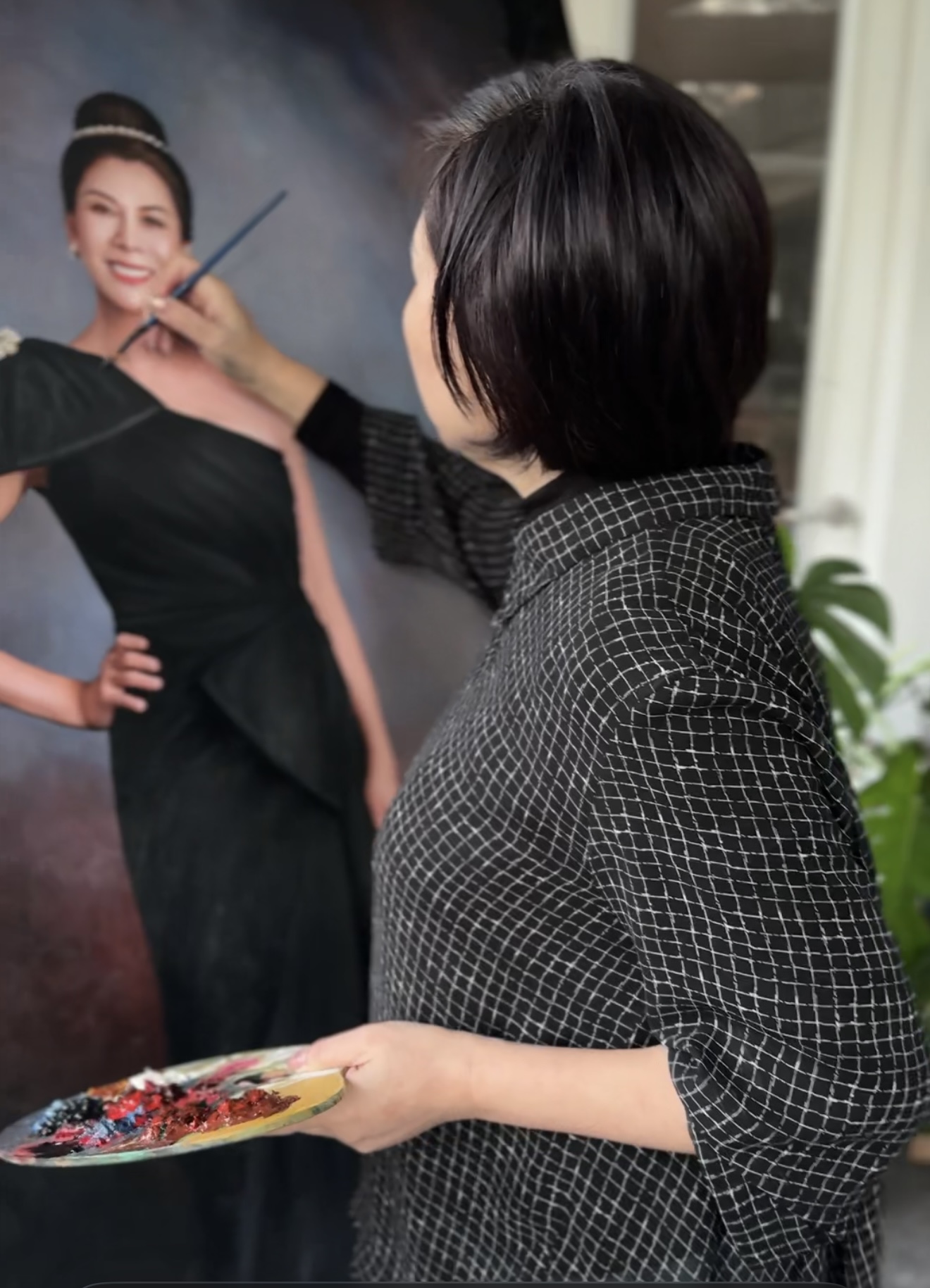 Maggie 亲自为肖像作品进行艺术绘制